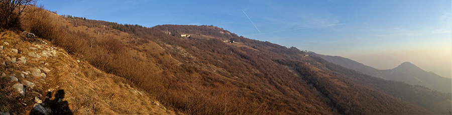 Scendendo dal sent. 823 vista verso il versante meridionale del Monte Tesoro disceso e verso il Pizzo 